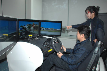 한국전자통신연구원이 무인자동차 개발에 사용 중인 시뮬레이터. 연구진은 무인자동차의 눈 역할을 할 3차원(3D) 카메라 개발에 성공해 이를 기반으로 연구소기업을 설립했다. 한국전자통신연구원 제공
