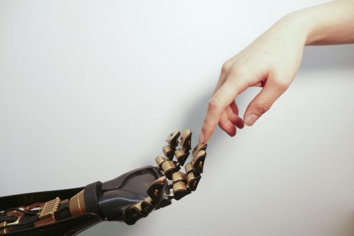 스탠포드대 연구팀이 개발한 인공피부를 로봇팔의 손가락 끝에 붙인 모습. 사람이 손으로 톡톡치는 터치의 압력까지 느낄 수 있다.