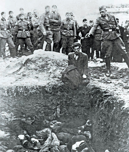 1942년 우크라이나에서 독일군 기동대 하사가 민간인을 총살하고 있다. 저자는 제2차 세계대전 당시 독일인의 악행이 전쟁이라는 ‘프레임’에 갇힌 결과라고 지적한다. 민음사 제공