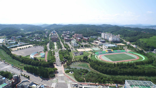 경남 진주시 진주대로 경상대 가좌캠퍼스 전경. 가좌벌에 자리한 경상대 캠퍼스는 100만 ㎡ 규모로 지역 대학 중 손꼽힐 정도로 넓다. 경상대 제공