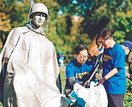 16일 미국 워싱턴 한국전 참전용사 기념공원에서 삼성전자와 6·25전쟁 참전용사 기념재단 관계자들이 동상 보수 및 청소 작업을 하는 모습. 삼성전자 제공
