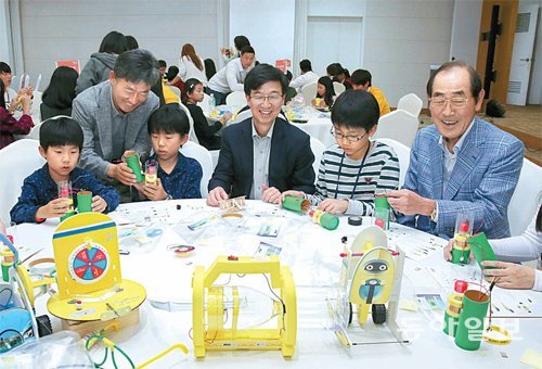 17일 서울대 글로벌공학교육센터에서 열린 ‘주니어공학기술교실’에 참가한 이학성 LS산전 부사장, 박성욱 SK하이닉스 사장, 윤종용 국가지식재산위원회 위원장(왼쪽부터)이 학생들과 함께 자가발전 손전등을 만들고 있다. 홍진환 기자 jean@donga.com