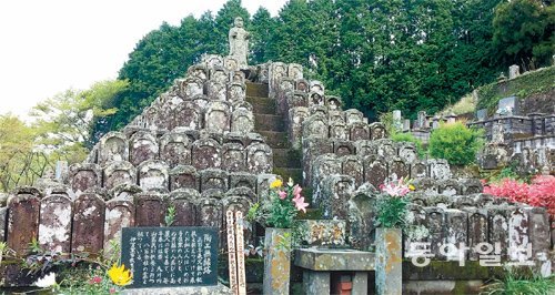 일본 사가 현 이마리 시 오카와치야마 ‘비요의 마을’에 있는 도공무연탑. 마을 주민들이 조선 도공을 비롯해 이름 없이 마을 곳곳에 버려진 도공들의 비석 880개를 모아 만든 석탑이다. 맨 꼭대기에 스님 모습의 지장보살을 세워 놓았다. 이마리=유덕영 기자 firedy@donga.com