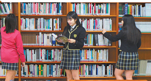 경기 의왕시 우성고 학생들이 학교 도서관에서 책을 읽고 있는 모습.