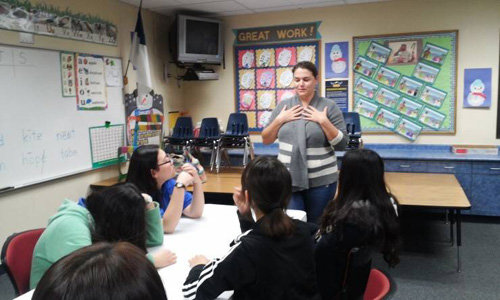 미국에서 진행되는 꺋스쿨링-홈스테이 체험캠프꺍에 참가한 학생들은 원어민 강사로부터 ESL 수업을 듣는다.