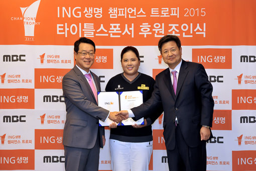 박인비(가운데)가 19일 서울 양재동 더케이 호텔에서 열린 ‘ING생명 챔피언스 트로피 2015  개최 조인식에 참석해 관계자들과 기념사진을 찍고 있다. 사진제공｜MBC