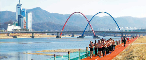 맥키스컴퍼니 직원들이 올해 1월 1일 대전 갑천변에서 알몸으로 마라톤을 하며 새해 각오를 다지고 있다. 맥키스컴퍼니 제공