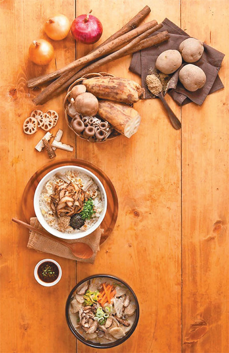 ‘본죽&비빔밥카페’에서 새로 출시한 ‘영양가득 뿌리채소밥’과 ‘버섯들깨탕’. 제철 채소를 활용한 보양음식으로 건강하고 든든한 한끼를 즐길 수 있다.