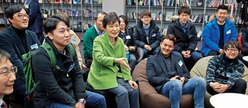 정부의 청년창업지원이 늘면서 대학가 창업동아리도 최근 몇 년 사이 급증했다. 1월 박근혜 대통령(가운데)이 광주 창조경제혁신센터에서 창업동아리 대학생들과 이야기를 나누는 모습.