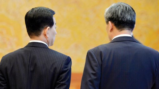 4월 10일 오전 청와대에서 박근혜 대통령의 애슈턴 카터 미국 국방부 장관 접견을 앞두고 배석한 김관진 국가안보실장(오른쪽)과 한민구 국방부 장관이 대화하고 있다.