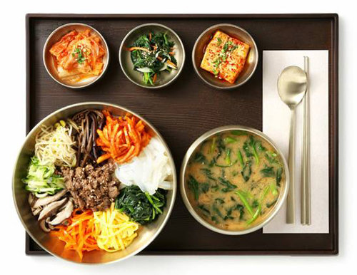 '루'의 인기 점심 메뉴인 전주비빔밥.