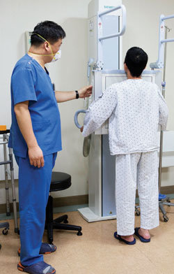 결핵환자가 서울특별시 서북병원에서 엑스레이 검사를 받고 있다.