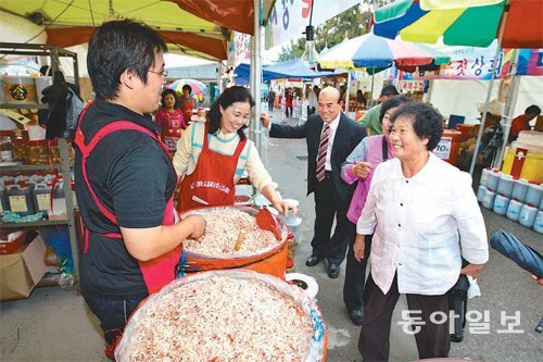 충남 홍성 광천옹암리 토굴새우젓과 광천김 축제가 22~25일 옹암리 일대에서 열려 맛으로 유명한 토굴 새우젓과 김을 평소보다 저렴하게 판매한다. 이기진 기자 doyoce@donga.com