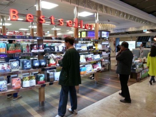 서울 한 대형서점에서 책을 고르는 독자들.