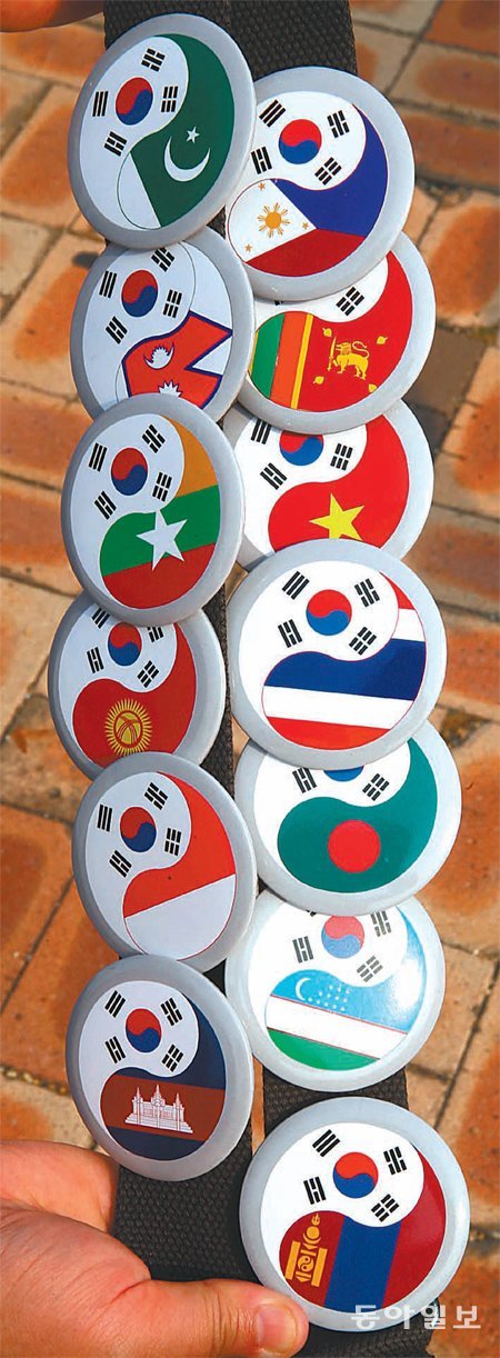 한국산업인력공단이 현장에서 기념품으로 배포한 배지. 태극기와 외국인 근로자 고향 국가의 국기로 디자인해 참석자들의 인기를 끌었다.
