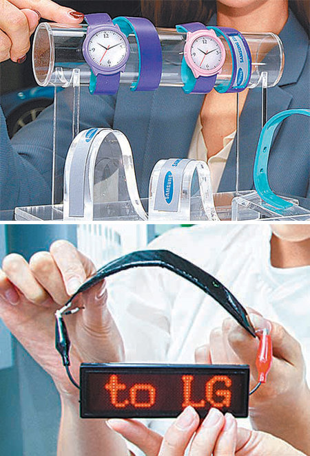 삼성SDI가 20일 열린 ‘인터배터리 2015 전시회’에서 섬유처럼 자유롭게 휘는 스트라이프 배터리 등 차세대 웨어러블 배터리를 공개했다. 아래쪽은 LG화학이 같은 날 공개한 밴드형 와이어 배터리. 삼성SDI·LG화학 제공