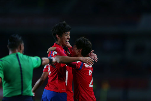 U-17 대표팀 오세훈(왼쪽)이 21일(한국시간) 칠레 라 세레나의 라 포르타다 스타디움에서 열린 기니와의 U-17 월드컵 조별리그 B조 2차전 후반 추가시간에 결승골을 넣은 뒤 동료들과 기뻐하고 있다. 한국은 2연승으로 16강 진출을 확정했다. 사진제공｜대한축구협회