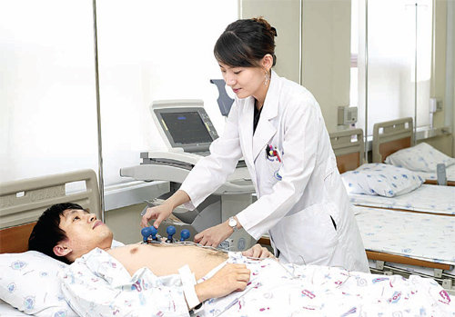 경북대병원 연구간호사가 생명의학연구원에서 임상시험 대상자의 심전도 검사를 하고 있다. 경북대병원 제공