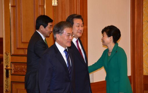 박근혜 대통령이 22일 오후 청와대에서 여야 대표·원내 대표와 회동을 갖기에 앞서 악수하고 있다. 청와대사진기자단