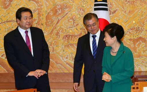 박근혜 대통령이 22일 오후 청와대에서 여야 대표·원내 대표와 회동에서 여야 대표와 대화를 나누고 있다. 청와대사진기자단