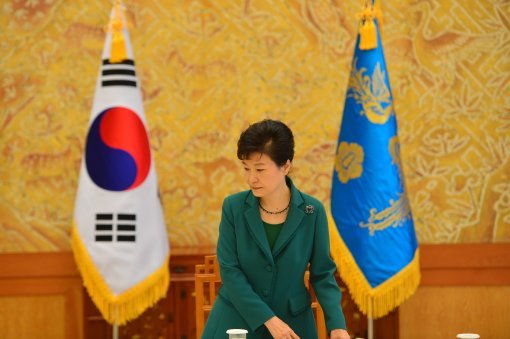박근혜 대통령이 22일 오후 청와대에서 여야 대표·원내 대표 회동을 하기 위해 접견실에 먼저 도착해 기다리고 있다. 청와대사진기자단
