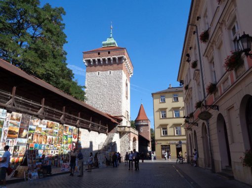 사각형 백색 탑형의 플로리안스카 성문. 폴란드 고딕 건축의 걸작 중 하나다.