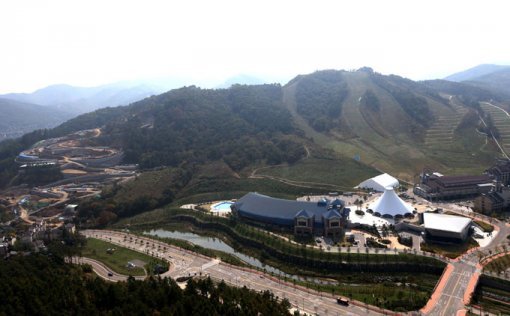 강원도 평창 알펜시아 리조트. 왼쪽의 구불구불한 공사 현장이 아시아에서 두 번째 동계올림픽 썰매 종목 경기장인 슬라이딩센터다.