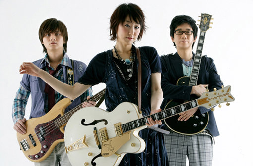 밴드 ‘러브홀릭’으로 활동했던 이재학-지선-강현민(맨 왼쪽부터). 사진제공｜플럭서스