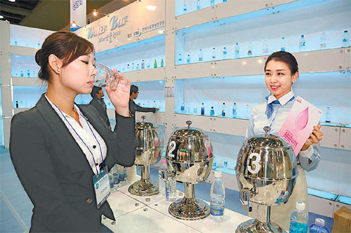 지난해 대구 엑스코에서 열린 대한민국 물산업전에서 관람객이 워터코디네이터(물 전문가)에게 추천받은 개인 맞춤형 물을 마시고 있다. 엑스코 제공