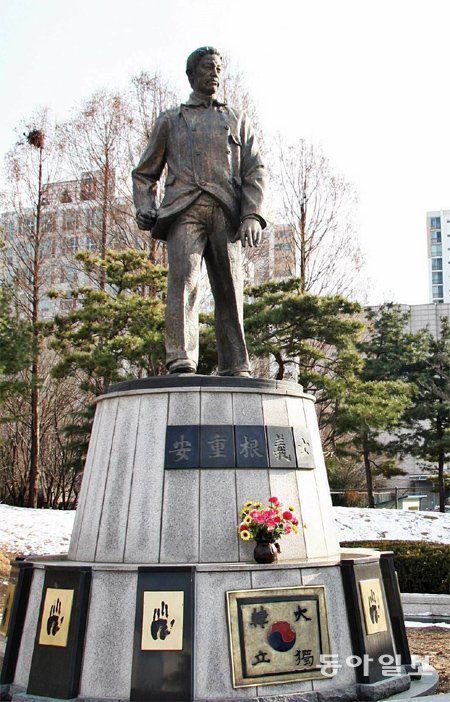 경기 부천시 원미구 중동 ‘안중근공원’에는 서 있는 안중근 의사 동상. 동아일보DB