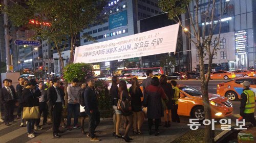 강남에선… 차례차례 23일 밤 ‘택시 해피존’이 설치된 서울 강남역 일대에서 시민들이 줄을 서서 승차 거부 없는 택시를 타고 있다. 박성진 기자 psjin@donga.com