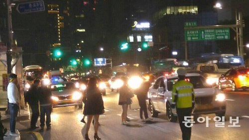 종각에선… 위험천만 비슷한 시간 해피존이 없는 종각역 일대에서는 시민들이 차도로 내려서 택시를 잡고 있다. 박성진 기자 psjin@donga.com