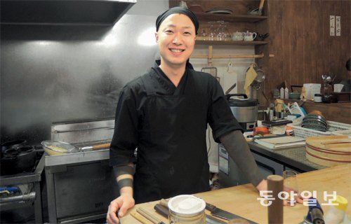 23일 밤 12시 가까운 시간. 조리대에서 환하게 웃고 있는 안치순 씨. 안 씨의 요리 철학은 정성에서 시작된다. 기본기가 좋은 요리를 만드는 것도 그의 신념이다. 백연상 기자 baek@donga.com