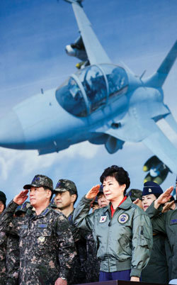 2014년 10월 30일 박근혜 대통령이 강원도 원주 공군 제8전투비행단에서 열린 국산전투기 FA-50 전력화 기념식에서 거수경례하고 있다.