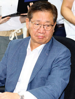 8월 10일 국회에서 홍완선 국민연금공단 기금운용본부장이 새누리당 김정훈 정책위의장과 만나 이야기를 나누고 있다.