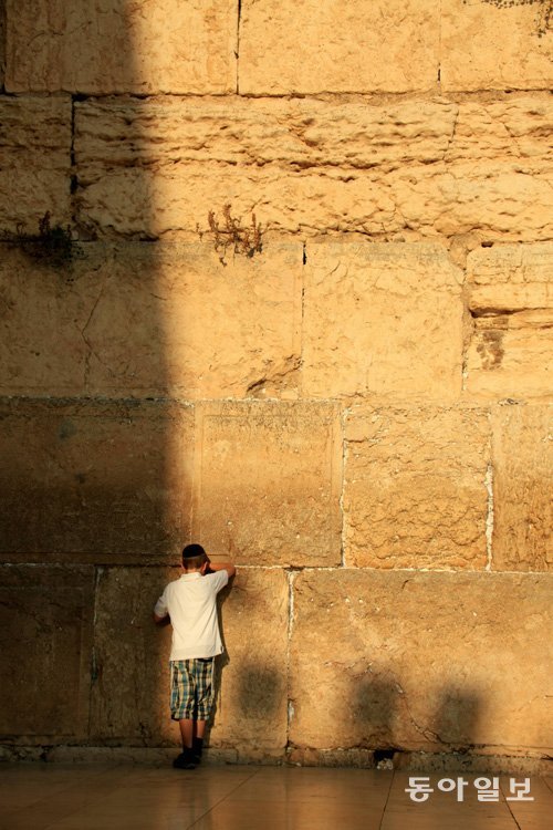 통곡의 벽에서 한 소년이 기도하고 있다. 이 벽은 기원전 538년 바빌론유수에서 귀향한 유대인이 다시 쌓은 예루살렘 성의 두 번째 성벽이다.