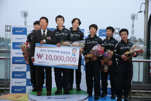 김민천(왼쪽에서 3번째)