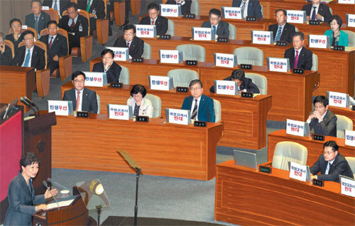 국정화반대 전단 붙인 野 박근혜 대통령이 27일 국회 본회의장에서 시정연설을 하고 있다. 야당 의원들은 역사 교과서 국정화에 반대하는 의미로 모니터 뒷면에 ‘국정 교과서 반대’라고 쓴 종이를 붙였다. 국회사진기자단