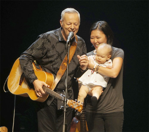 호주 기타리스트 토미 이매뉴얼(왼쪽)은 25일 밤 서울 콘서트에서 9개월 된 딸 레이철 양과 한국계 아내 클라라 씨를 무대에 불러냈다. A&A 제공