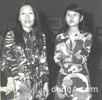 1974년 한 국내 행사에 참석한 고 천경자 화백(왼쪽)과 큰딸 이혜선 씨. 동아일보DB