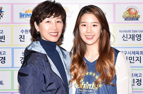 한국여자농구연맹(WKBL) 2016 신인 선수 선발회에서 전체 5순위로 신한은행의 유니폼을 입은 신재영(오른쪽)과 어머니인 김화순 동주여고 코치. WKBL 제공