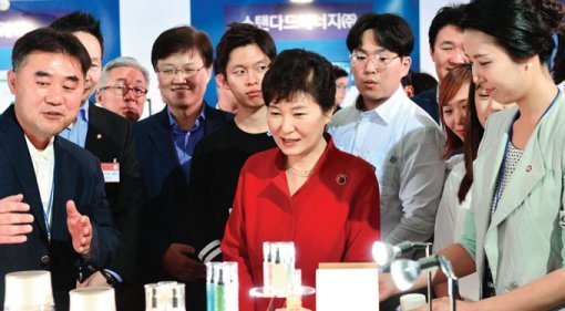 박근혜 대통령(가운데)이 8월 27일 오후 대전 KAIST(한국과학기술원)에서 열린 창조경제혁신센터 페스티벌에 참석해 창조경제 성과물 전시 부스를 둘러보고 있다.