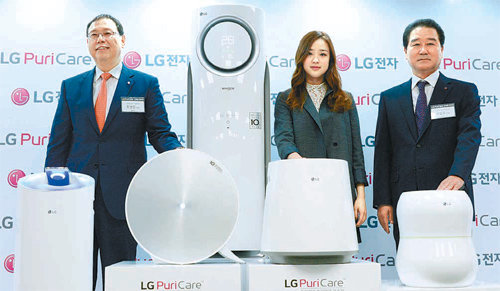 LG전자가 28일 공기청정기와 프리미엄 가습기 통합 브랜드인 ‘퓨리케어’를 론칭했다. 이날 서울 여의도 LG트윈타워에서 조성진 
LG전자 H&A사업본부장(사장), 모델인 리듬체조 선수 손연재, 최상규 LG전자 한국영업본부장(사장)이 신제품을 소개하고 
있다(왼쪽부터). LG전자 제공