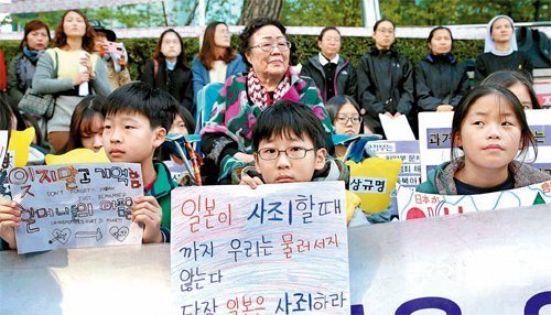 “아베, 해결책 없으면 오지말라” 28일 서울 종로구 주한 일본대사관 앞에서 열린 제1202차 일본군 
위안부 문제 해결을 위한 정기 수요집회에 참석한 학생들이 일본의 조속한 사죄를 요구하는 종이를 들고 있다. 이날 집회에 참석한 
위안부 피해자 이용수 할머니(뒷줄 가운데)는 다음 달로 예정된 아베 신조 일본 총리의 방한과 관련해 “해결책이 있다면 한국에 
오고, 그게 아니라면 오지 말라”고 말했다. 김재명 기자 base@donga.com