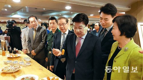 대전시가 충남대에 의뢰해 열린 건강음식 시식회에서 권선택 대전시장(오른쪽에서 두 번째)이 관계자들로부터 개발된 음식에 대해 질문하고 있다. 사진은 새로 개발된 건강음식. 이기진 기자 doyoce@donga.com