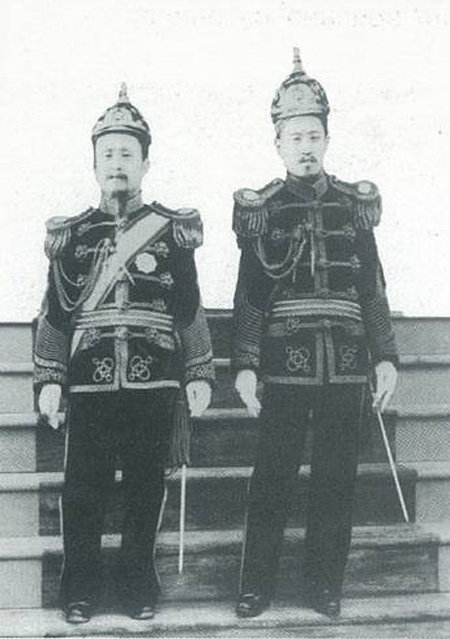고종(왼쪽)과 황태자 순종이 나란히 서 있는 사진으로 촬영 장소와 시기는 밝혀지지 않았다. 김영수 동북아역사재단 연구위원 제공