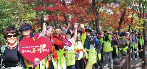 지난 10월 20일 북한산 둘레길에서 진행되었던 2차 동행 캠페인. 참가자들은 경치 좋기로 유명한 18구간 도봉옛길에서 19구간 방학동길을 걸으며 가을의 절정을 만끽했다.