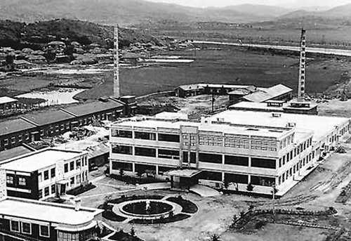 세계 일류 화장품 회사를 만들고 싶어 했던 서성환 아모레퍼시픽 창업자는 1962년 당시 보기 드물게 자동화시설을 완비한 대규모 공장을 서울 영등포구 신대방동에 짓는다. 아모레퍼시픽 제공