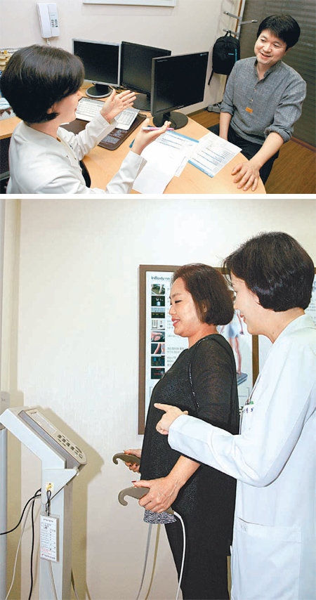 박경희 한림대성심병원 가정의학과 교수(흰 가운 입은 사람)가 김나영 씨(아래쪽 사진 왼쪽), 김홍민 씨(BMI 수치 25.9로 비만에 해당)와 건강한 다이어트법에 대해 상담하고 있다. 한림대성심병원 제공