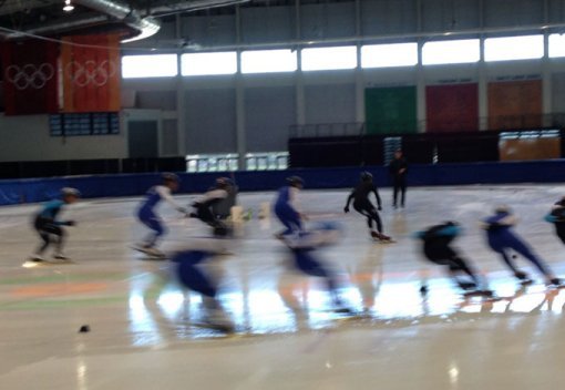 유타올림픽오벌 빙상경기장에서 연습 중인 미국 쇼트트랙 국가대표팀.